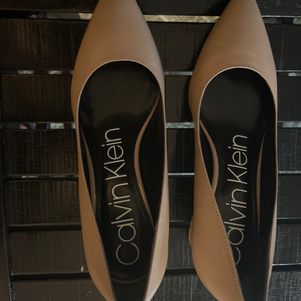 Calvin Klein Nita Pointed Toe Pump Nude Beige Leather 7,5 Block Heel Gold Detail - Picture 6 of 6